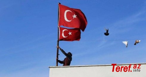 Naməlum qadın türk bayrağını endirmək istədi – Video
