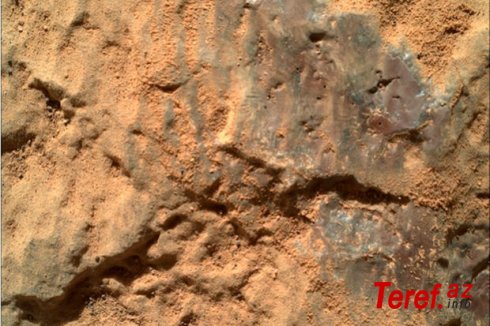 NASA roveri Marsdakı sirli bənövşəyi ləkələri araşdırıb