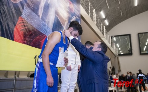 Sahil Babayev qalib boksçuları mükafatlandırıb