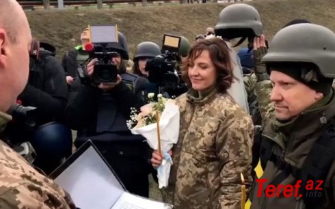 Ukraynada döyüş meydanında toy keçirilib - VİDEO