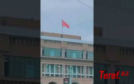 İrəvanda meriya ilə üzbəüz binanın üzərində SSRİ bayrağı qaldırıldı... -