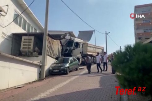 Türkiyədə yoxuşda park edilən yük maşı sürüşərək avtomobilləri və yaşayış evlərini yararsız hala saldı - VİDEO