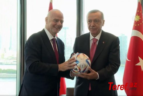 Ərdoğan FIFA prezidentinə topla məharətini göstərdi - VİDEO