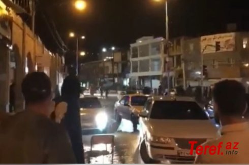 İranın Bağməlik şəhərində repressiv qüvvələr etirazçılara atəş açır - VİDEO