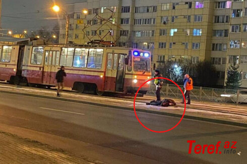 Rusiyada qorxunc qəza: Tramvayın altına düşən kişi faciəvi şəkildə öldü - FOTO/VİDEO