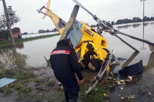 İtaliyada təmir işləri aparan helikopter təbii fəlakət zonasına düşdü - FOTO