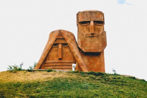 Nağıllar aləminə səyahət və ya NONSENS