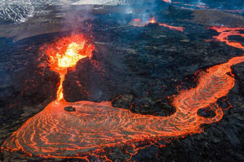 Mütəxəssisdən İslandiyada vulkan püskürməsi ilə bağlı iddia: