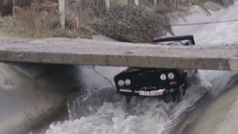 Qubada avtomobil su kanalına düşdü - FOTO