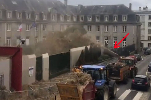 Fransada fermerlər hökumət binalarını bu dəfə “peyin atəşinə” tutdular - VİDEO