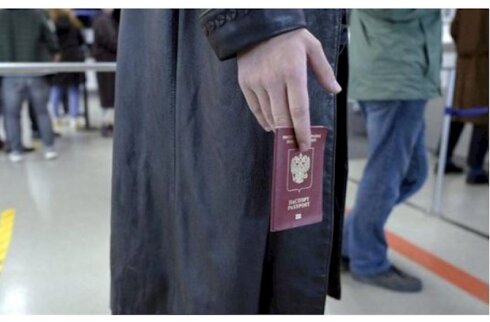 Latviya rusiyalıları ölkədən qovur