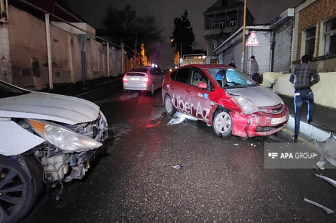 Bakıda yol kəsişməsində maşınlar toqquşub - FOTO