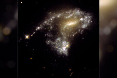 Hubble Kosmik Teleskopu onlarla qalaktikanın nadir “boyunbağı”nı çəkir