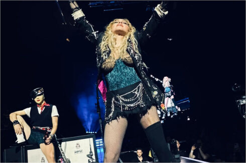 Madonna konsert zamanı yıxılaraq, pərt olub: Biabırçı fakt üzə çıxıb - FOTO/VİDEO