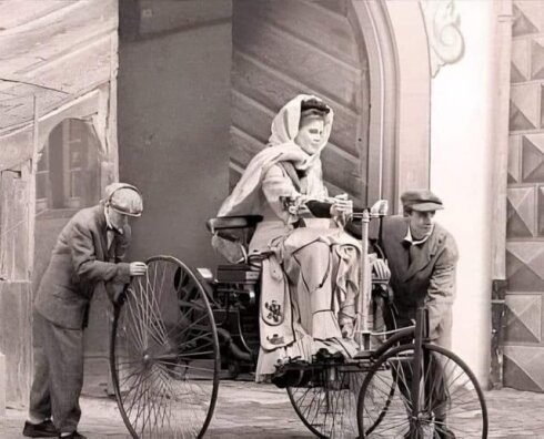 Берта была первым в мире человеком, который вообще куда-то поехал на машине.