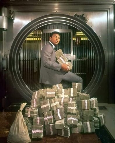 Мухаммед Али с выигранными деньгами в 1974 году