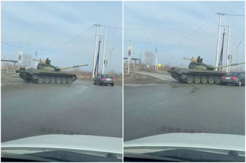 Rusiyada yolu qırmızı işıqda keçmək istəyən avtomobili tank vurdu - VİDEO