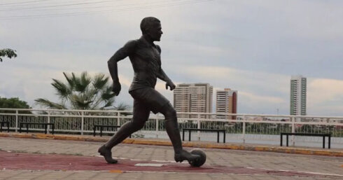 Braziliyada Alveşin heykəlinin götürülməsi tələb olundu (VİDEO)