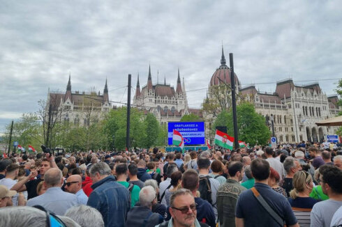 Budapeştdə minlərlə insanın iştirakı ilə hökumət əleyhinə nümayiş keçirilib - VİDEO