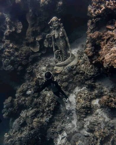 Статуя Медузы в глубинах Средиземного моря.