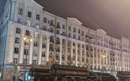 Gecə saatlarında Moskvanın mərkəzinə texnika yeridildi... - FOTO