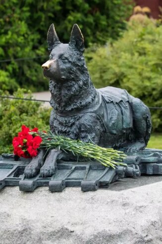 Во Львове на знаменитом Лычаковском кладбище есть скромный памятник