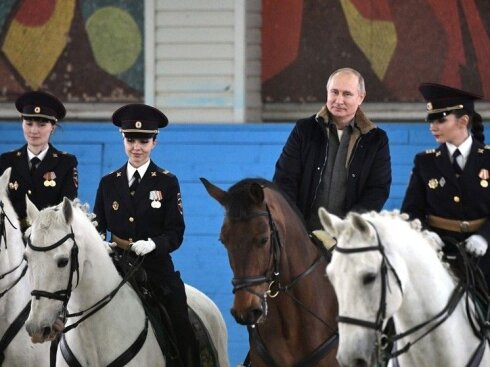 Putinlə şəkil çəkdirən süvari qadın atdan yıxılıb ağır yaralandı