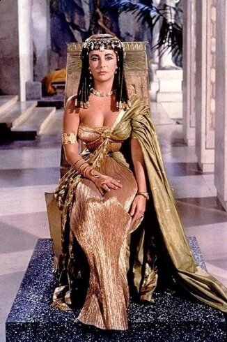 В 17 лет Клеопатра стала царицей Египта и правила до 39 лет.