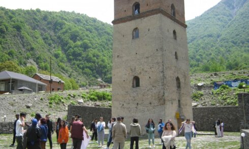 CƏNGAVƏR RUHUNU DAŞIYAN DAĞILMAZ SUMUQ QALA. QAX RAYONU İLUSU KƏNDİ.