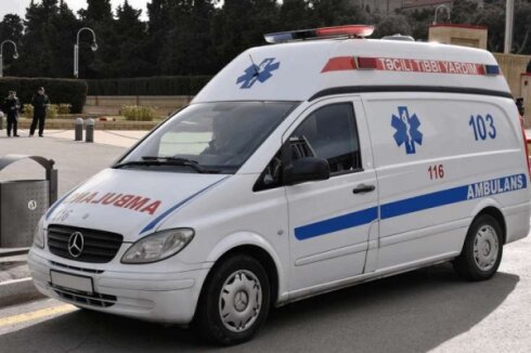 Bakıda xəstə aparan ambulans aşdı - VİDEO