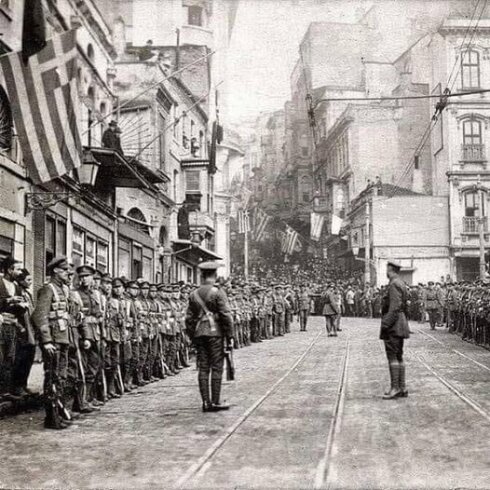 İstiklâl’de Yunan bayrağı asılıyken.!