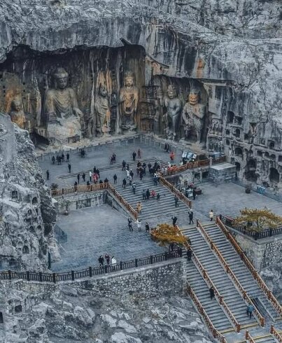 Çin'in Henan eyaletinin antik başkenti Luoyang'ın güneyindeki Yi Nehri'nin her iki tarafında yer alan Longmen Grottoes