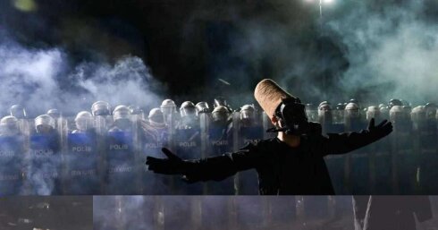 Türk polisi "dərvişlər"ə hücum etdi - FOTO