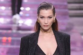 Bella Hadid görünüşü ilə pərəstişkarlarını qorxutdu