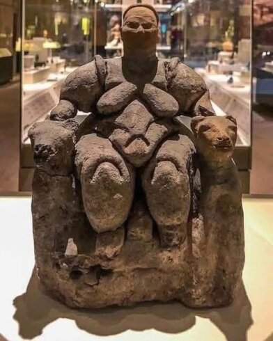 8000 yıllık Neolitik Heykel: Çatal Höyük'ün Oturmuş Kadın