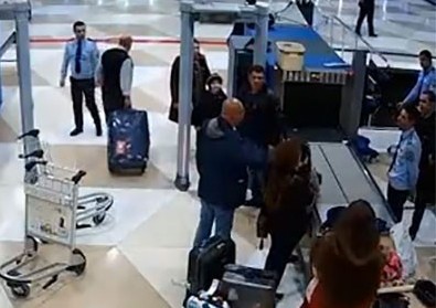 Aeroportda gömrükdə çantanı əlindən alıb qaytarmırlar…..