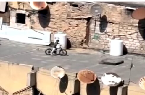 Bakıda uşaqlar binanın damında velosiped sürür — VİDEO
