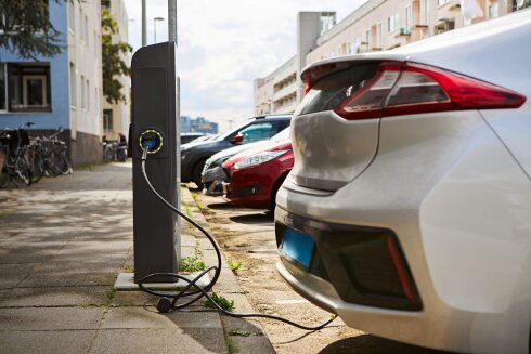 Ölkədə elektrik və hibrid mühərrikli avtomobillərin sayı açıqlanıb
