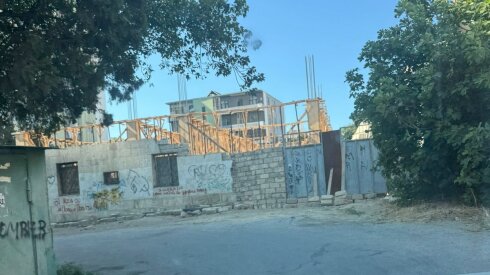 Xətai rayonunda qanunsuz tikintiyə hansı məmur icazə verib?