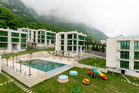 Qaxdakı “Hilltop Heaven” otelində kriminal aləmi təbliğ edən musiqilər müzakirə yaratdı -