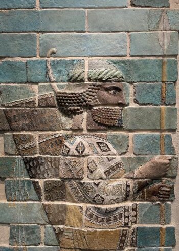 Əhəməni imperatorluğunun zamanının  barelyefi
