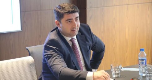 Müəllimlər yayda “putyovka” ala bilmir, direktorlar isə Avropa səfərinə göndərilir –