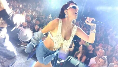 Hande Yener yaşına uyğun olmayan libasda səhnəyə çıxdı  VİDEO