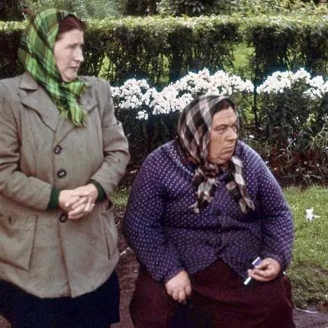 Тетку слева зовут Хельга Адамовна Фон Траушенберг, а ту, что справа - Мария Аристидовна Сумарокова-Эльстон.