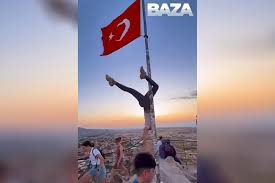 Türkiyədə bayraq dirəyinin üzərinə çıxıb rəqs edən qızı həbs cəzası gözləyir
