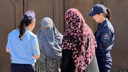 Qırğızıstanda niqab qadağası: qadınları cərimələyir, xəbərdarlıq edirlər