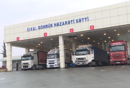 Bir qrup adam ölkəyə gizli yolla mal gətirir - Şəbəkənin başında kimlər dayanır?